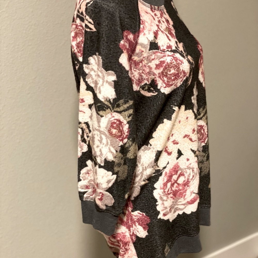 Women’s three-quarter sleeve Peony Print Grey Fleece Top